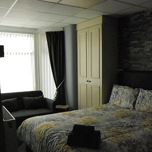 Zimmer mit Kingsize-Bett